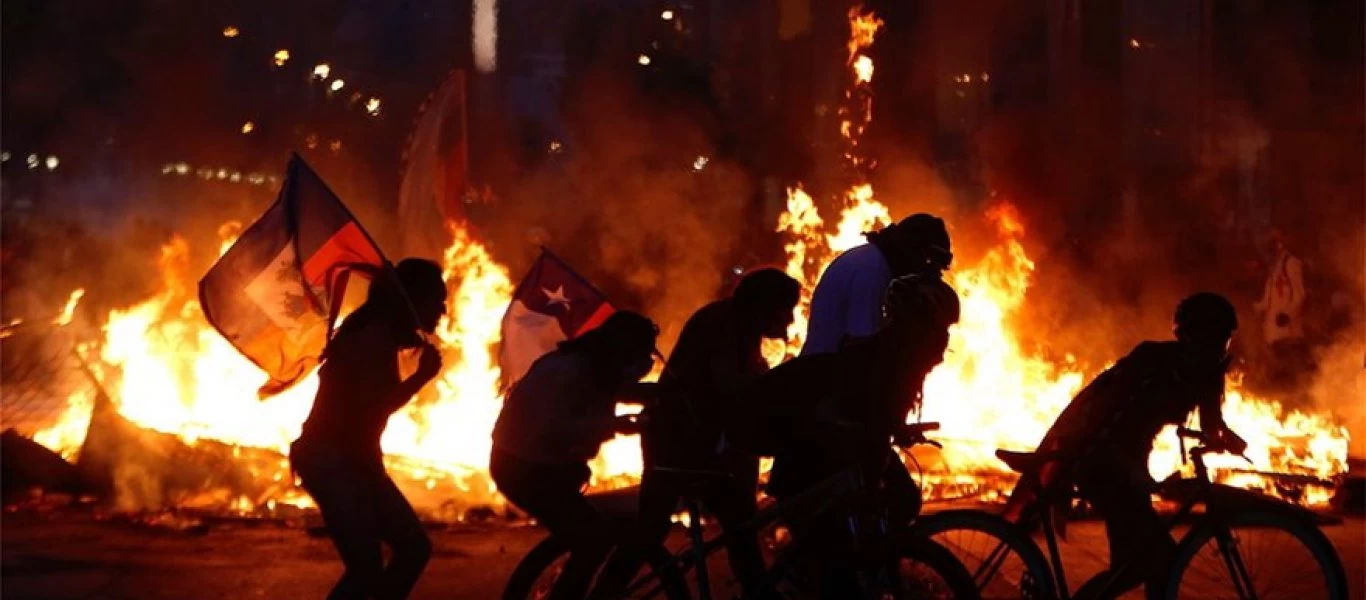 «Κόλαση» στην Χιλή: Αιματηρές συγκρούσεις διαδηλωτών με αστυνομικούς - Στους 22 οι νεκροί (βίντεο)